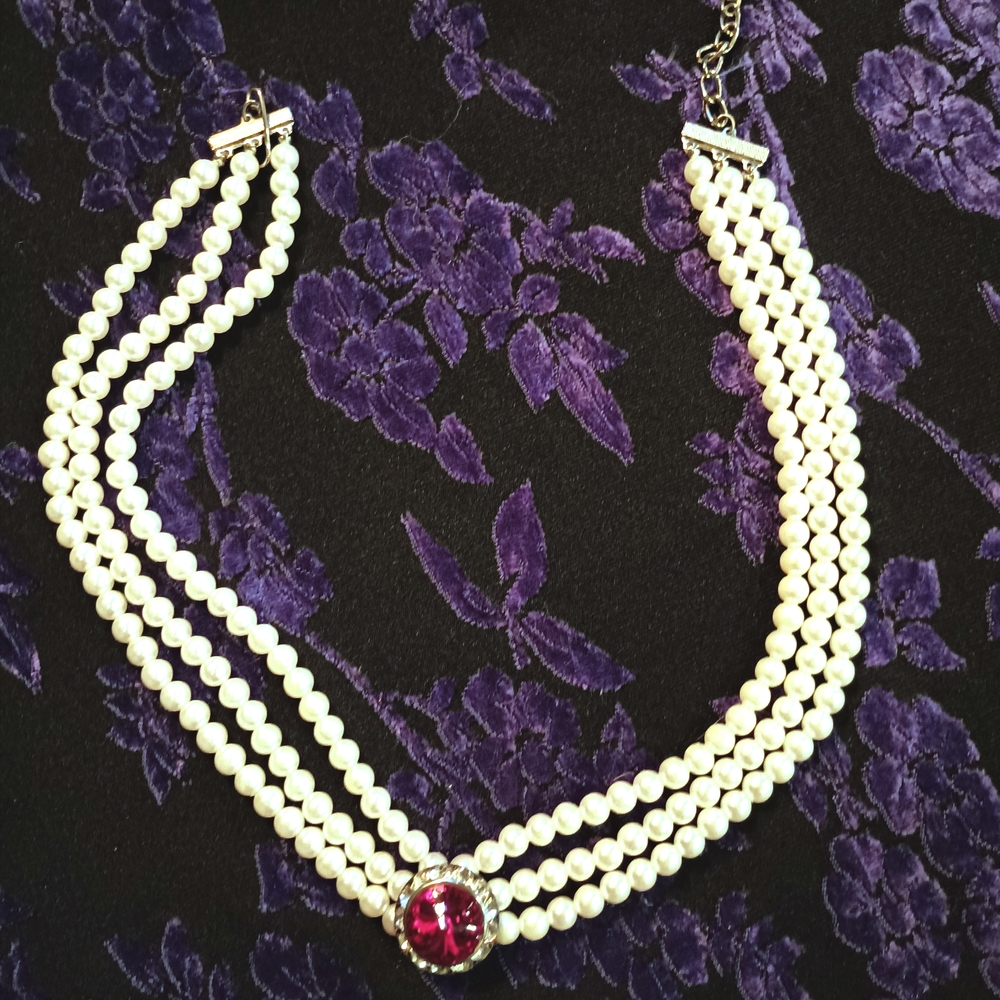 Elegant Pearl Choker with Red Gemstone